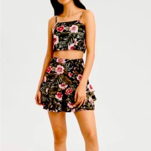 American Eagle Outfitters Dresses & Skirts - American Eagle Two Piece Floral Crop Top and Skirt Set